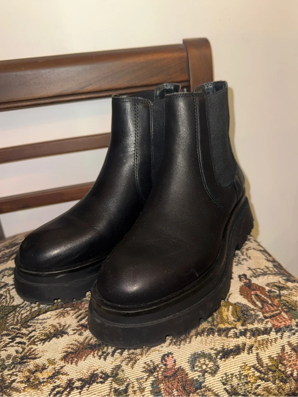 Aldo Black Chunky Lug Sole Chelsea Ankle Boots Water Resistant Women’s 7